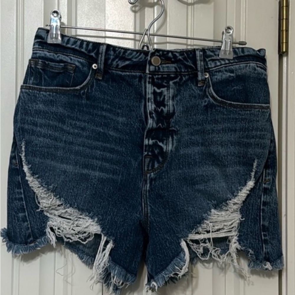 Good American button close shorts